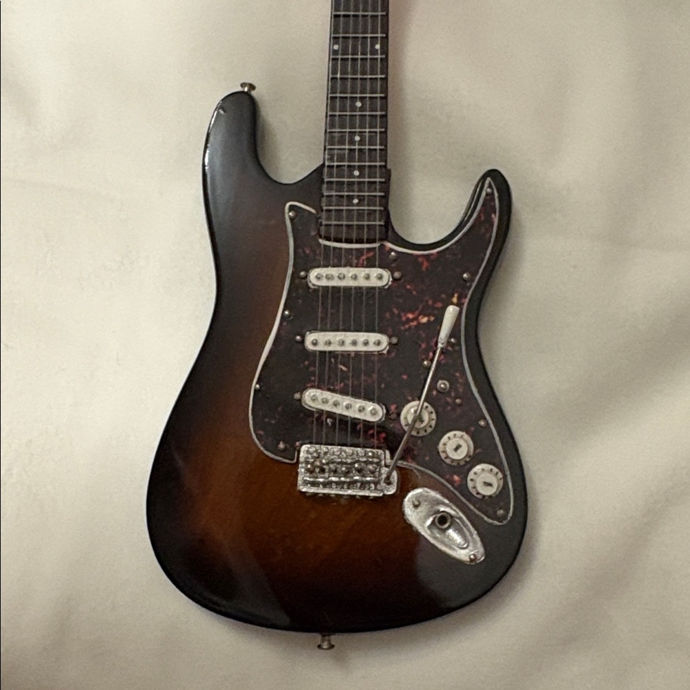 Fender Strat-Sun/Tort Guitar Mini - Picture 2 of 5